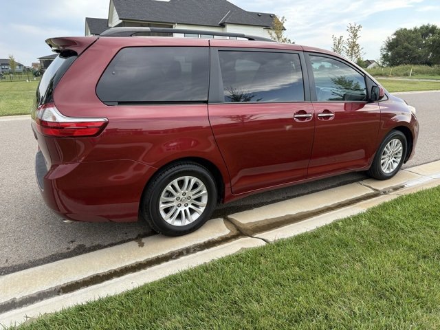 2016 Toyota Sienna XLE photo 4