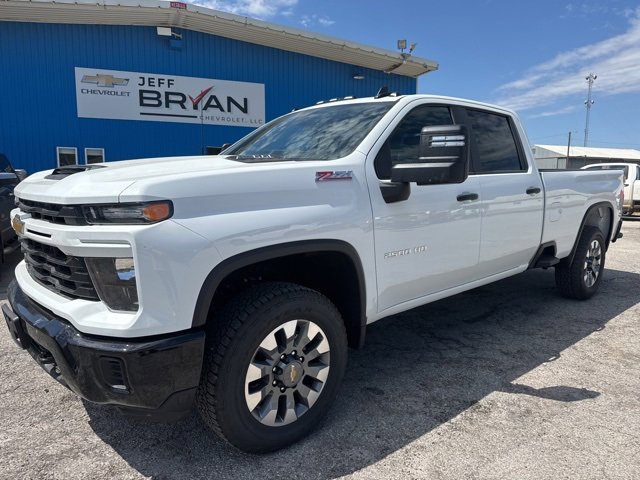 2025 Chevrolet Silverado 2500HD Custom photo 2