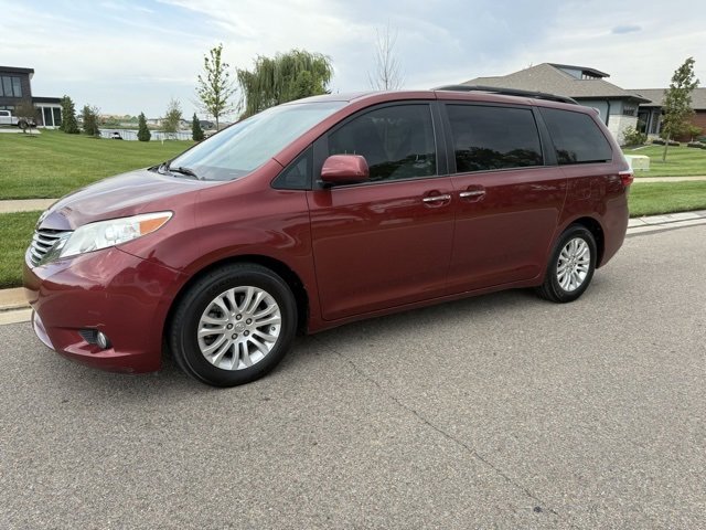 2016 Toyota Sienna XLE photo 2