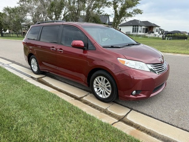 2016 Toyota Sienna XLE photo 3