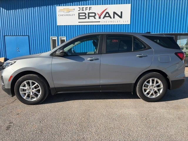 2023 Chevrolet Equinox LS's photo