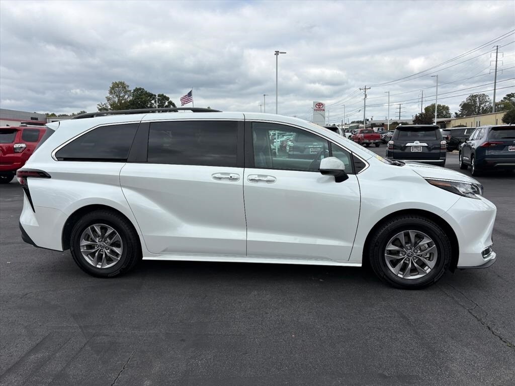 2023 Toyota Sienna XLE photo 2