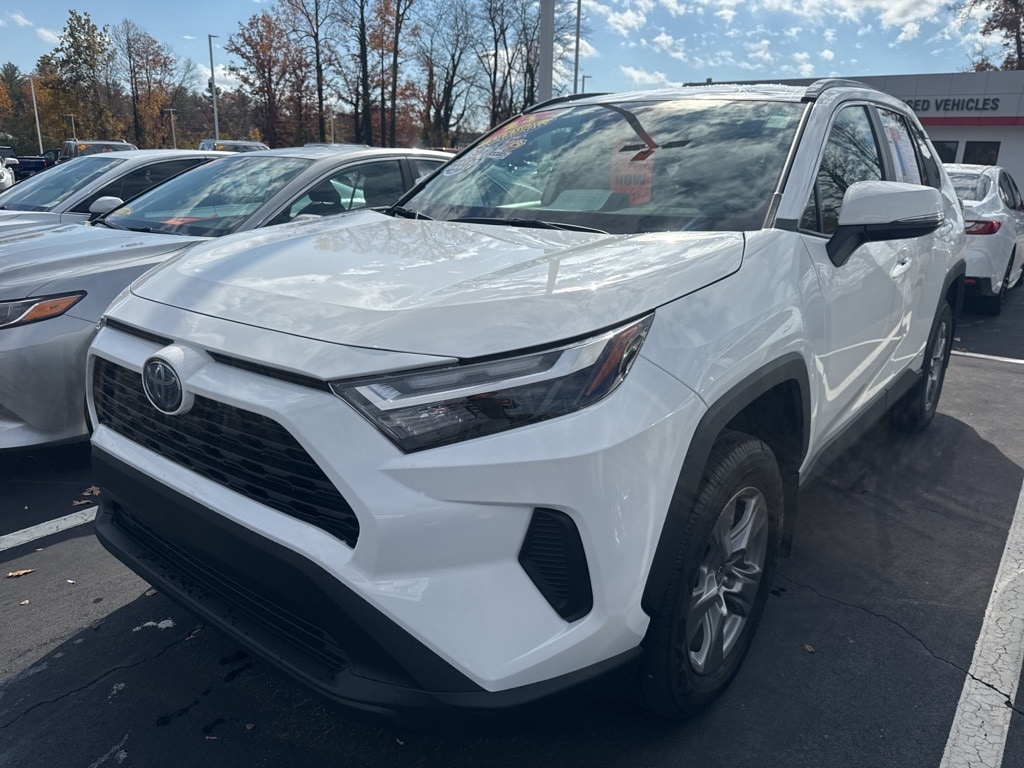 2024 Toyota RAV4 XLE's photo