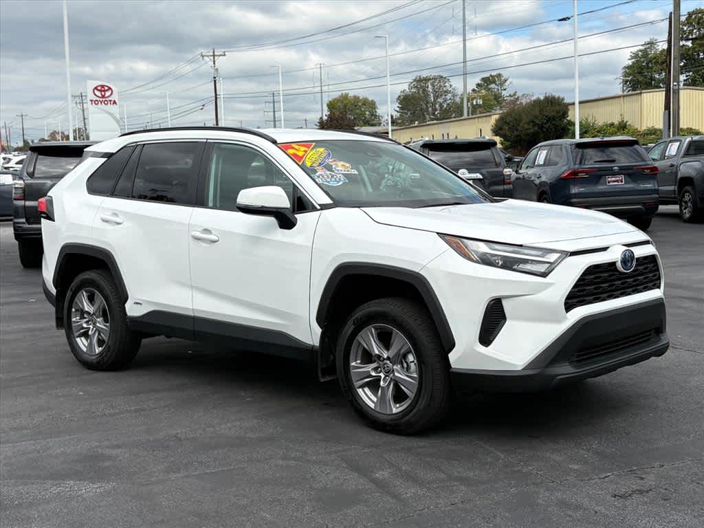 2024 Toyota RAV4 XLE's photo