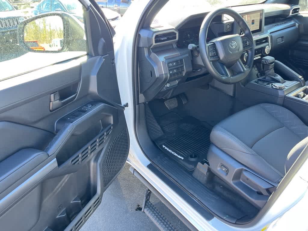 2025 Toyota Tacoma SR5 - Photo 18