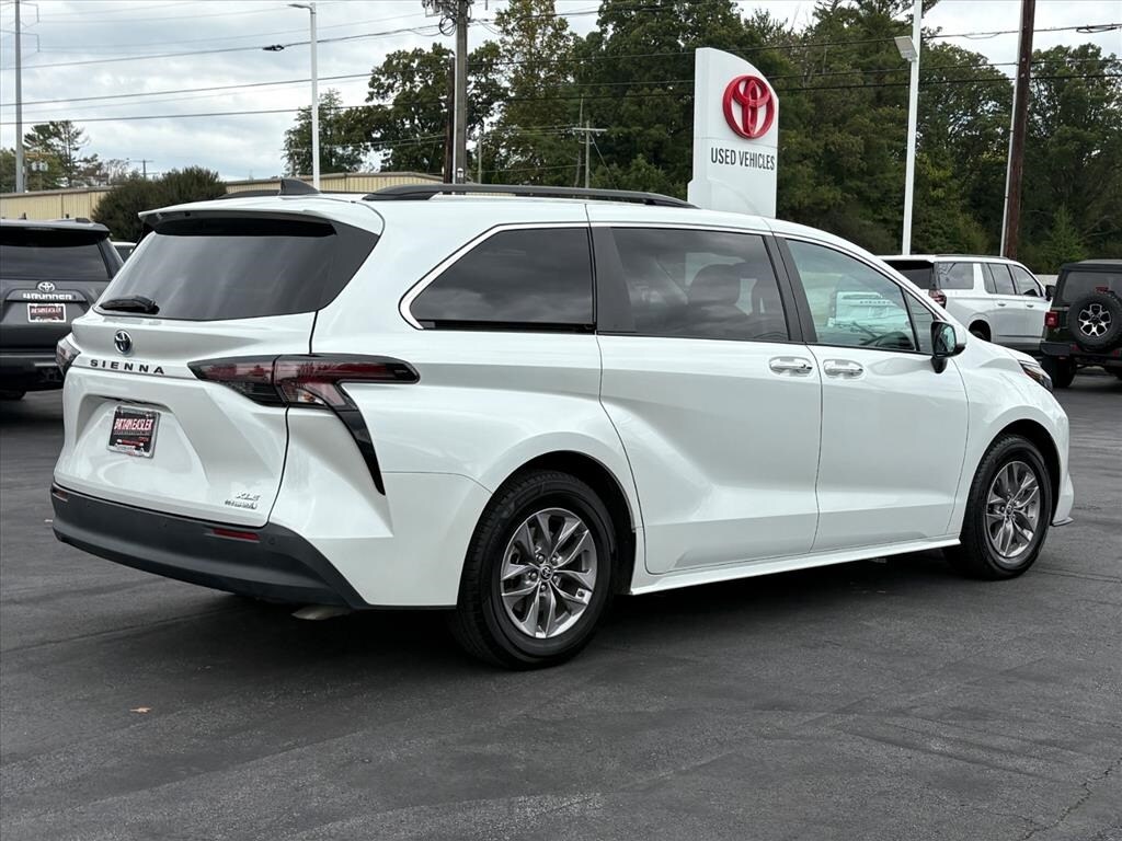 2023 Toyota Sienna XLE photo 3