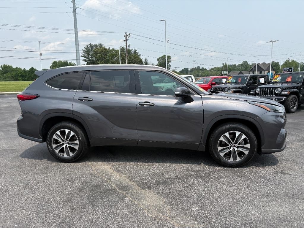 Used 2022 Toyota Highlander XLE with VIN 5TDGZRAH7NS128494 for sale in Hendersonville, NC