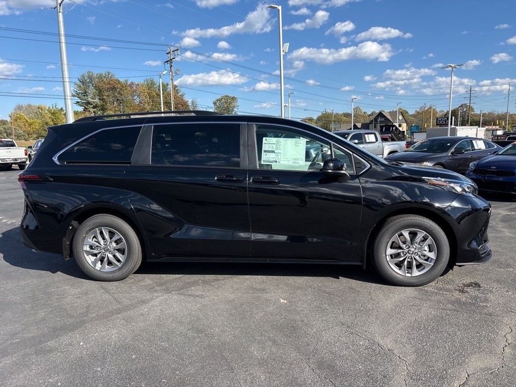 New 2025 Toyota Sienna LE 8 PASSENGER
