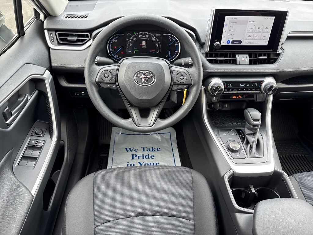 2025 Toyota RAV4 Hybrid LE photo 3