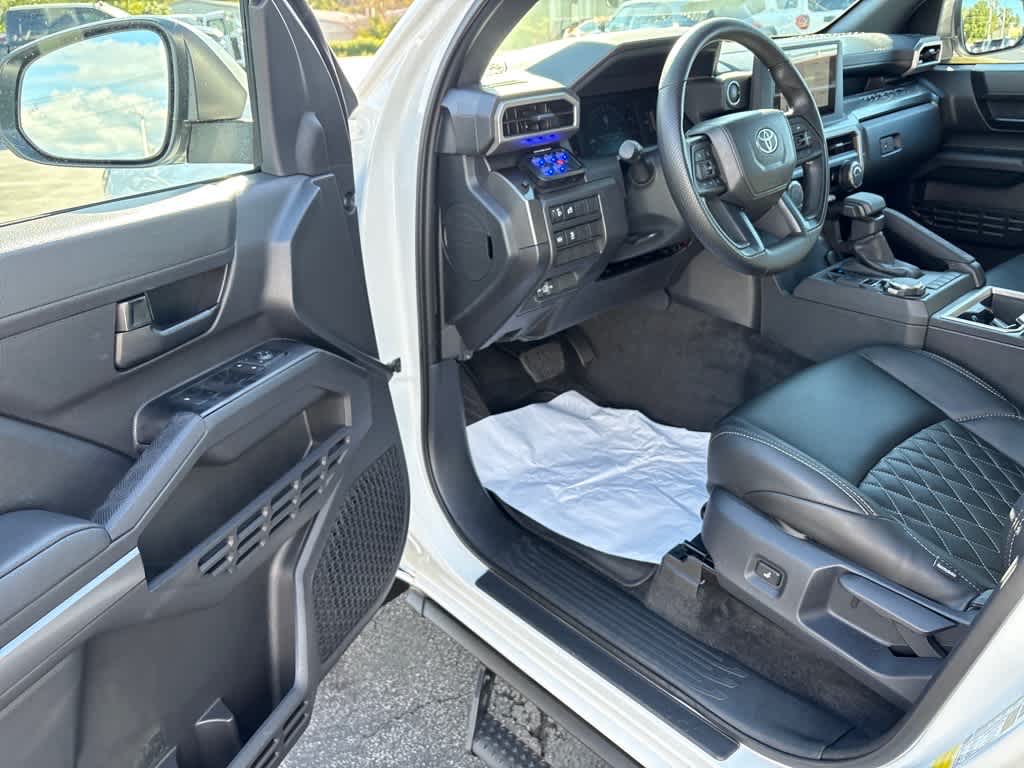 2025 Toyota Tacoma SR5 - Photo 18