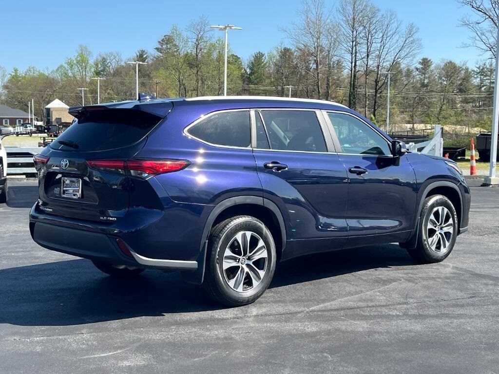 2023 Toyota Highlander L photo 3