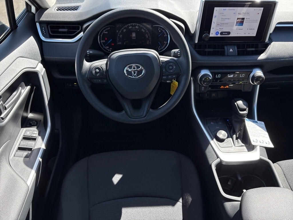 2025 Toyota RAV4 Hybrid LE photo 4
