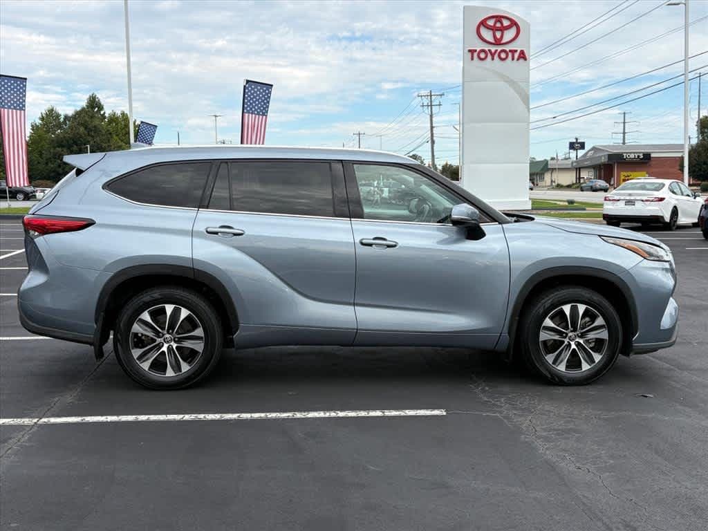 Used 2021 Toyota Highlander XLE AWD (SE)