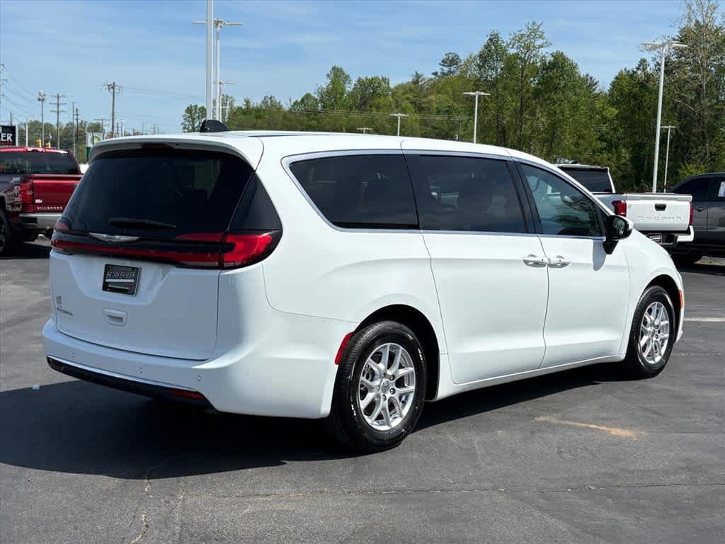 Used 2023 Chrysler Pacifica Touring FWD