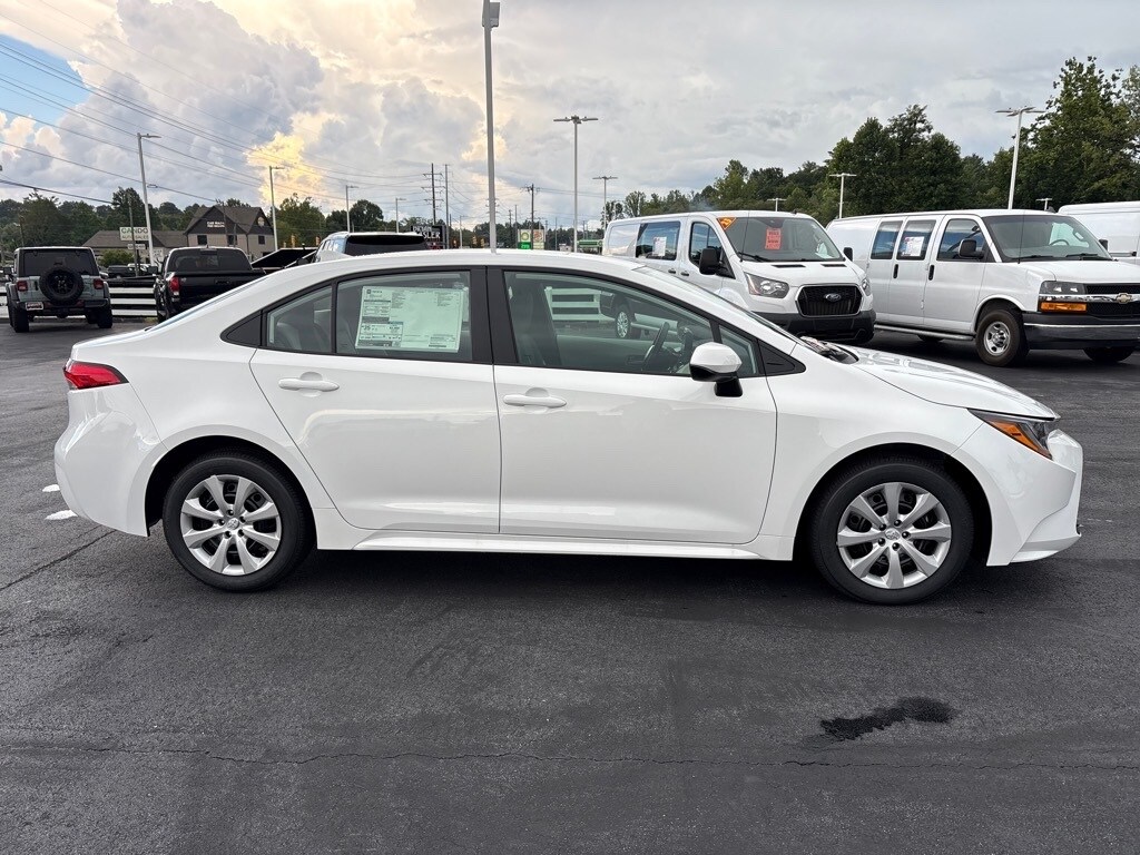 2025 Toyota Corolla LE photo 2