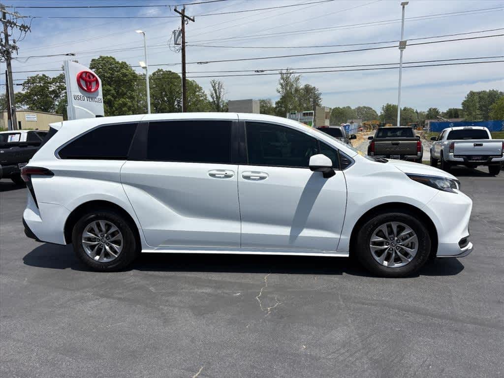 Used 2022 Toyota Sienna LE FWD 8-Passenger (SE)