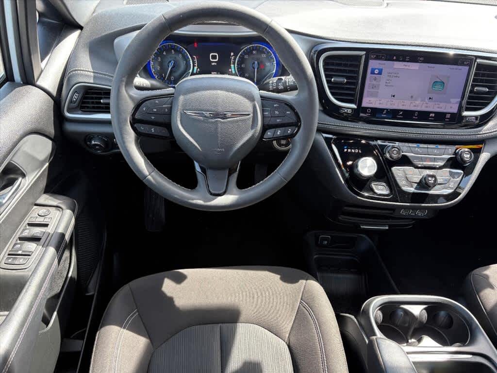 Used 2023 Chrysler Pacifica Touring FWD