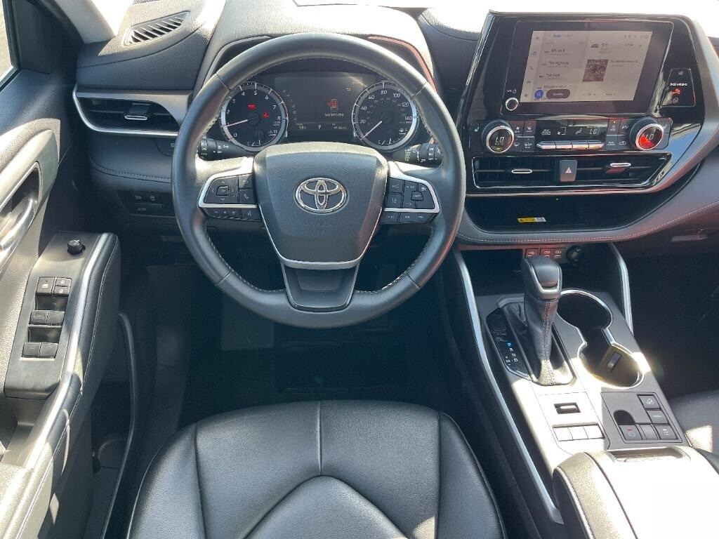 2023 Toyota Highlander L photo 4