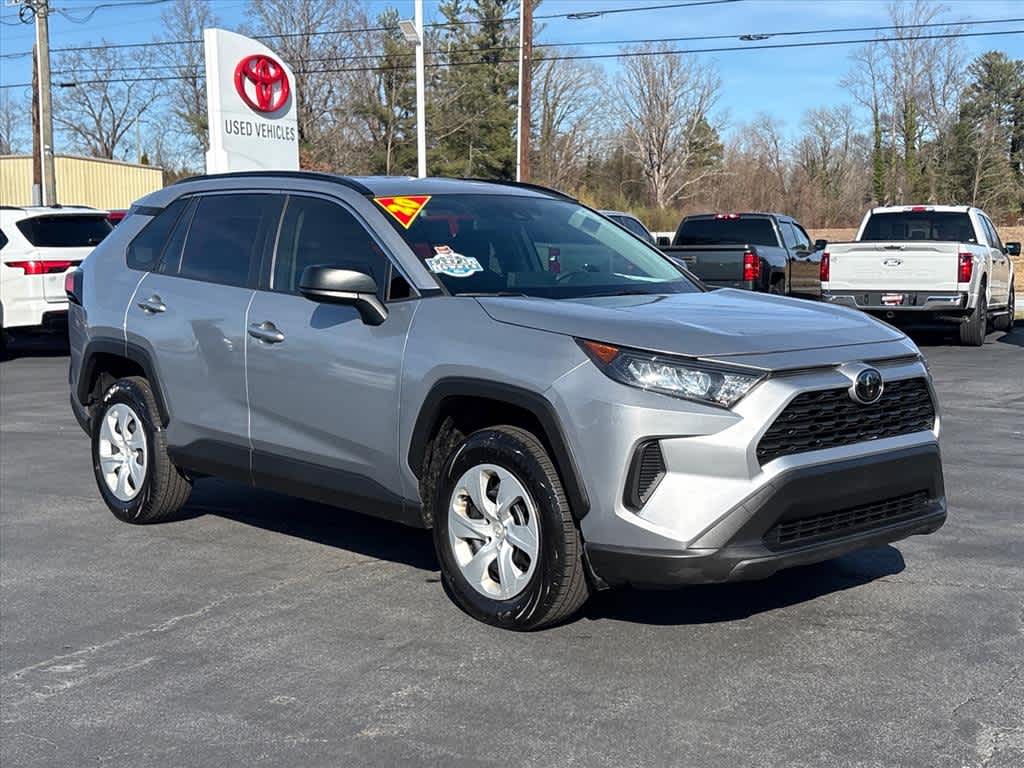 2020 Toyota RAV4 LE's photo