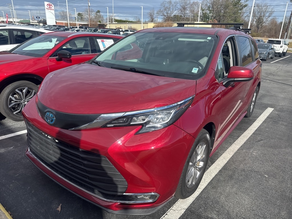2021 Toyota Sienna XLE's photo