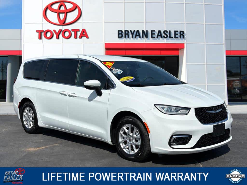 2023 Chrysler Pacifica Touring's photo