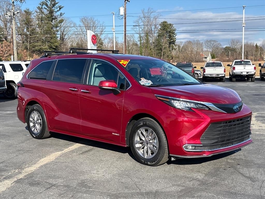 2021 Toyota Sienna XLE's photo