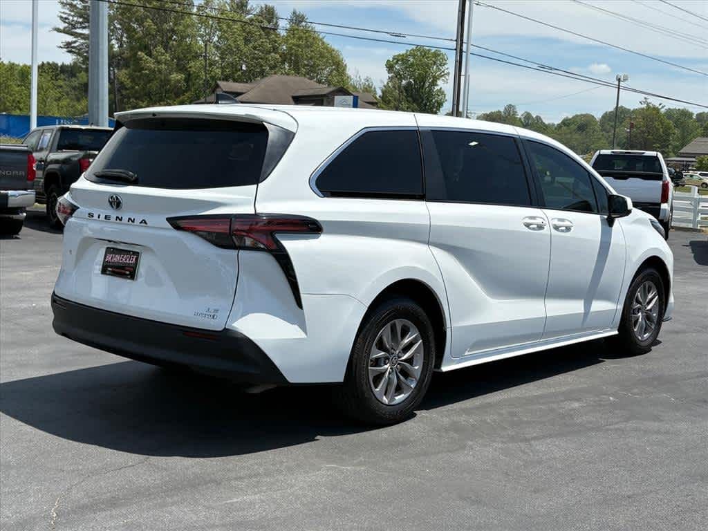 Used 2022 Toyota Sienna LE FWD 8-Passenger (SE)