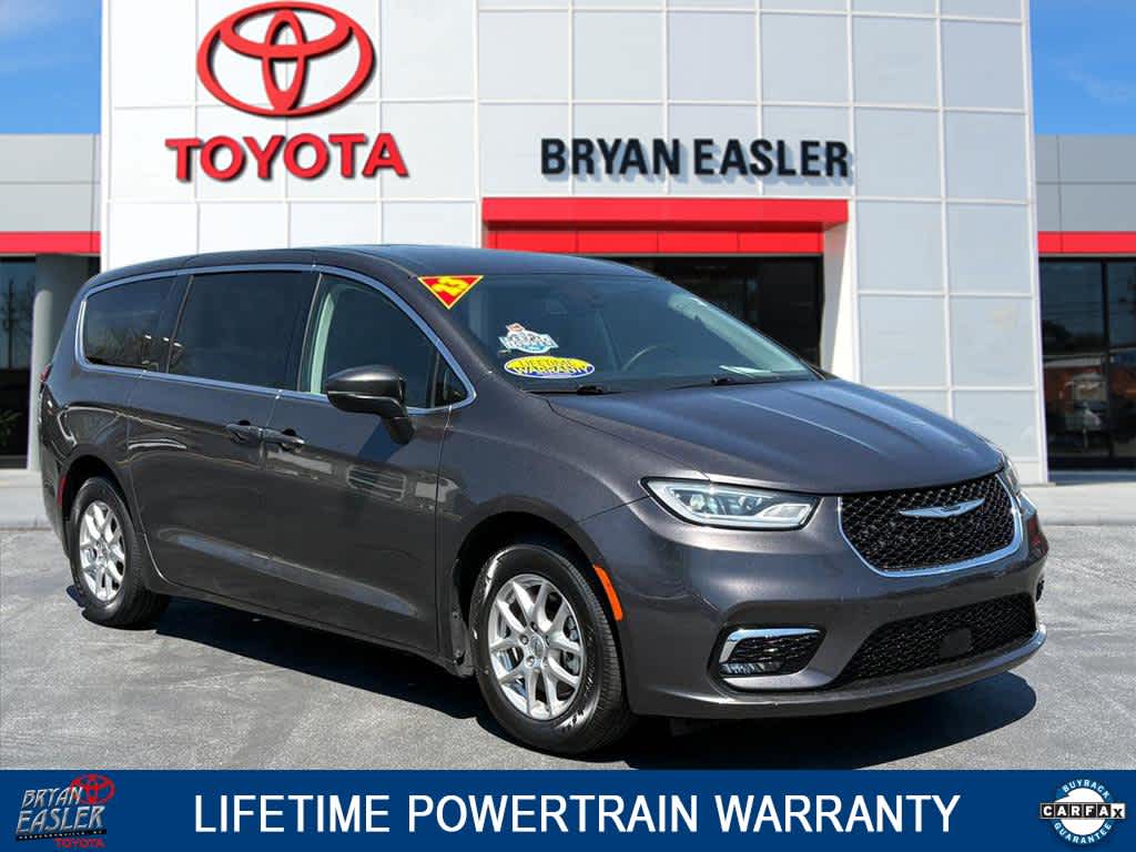 2023 Chrysler Pacifica Touring L's photo