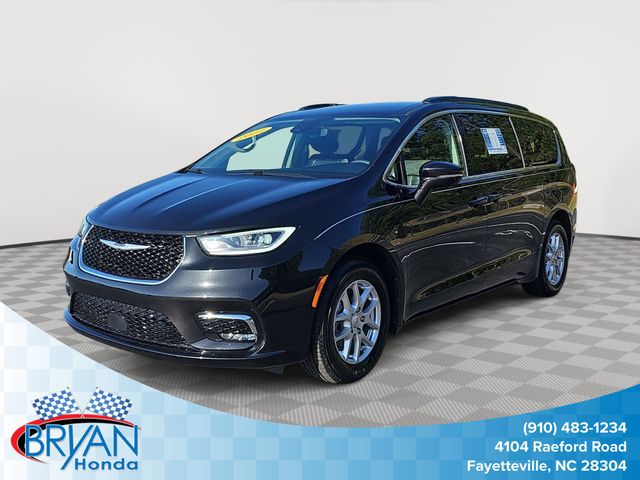 2022 Chrysler Pacifica Touring L's photo