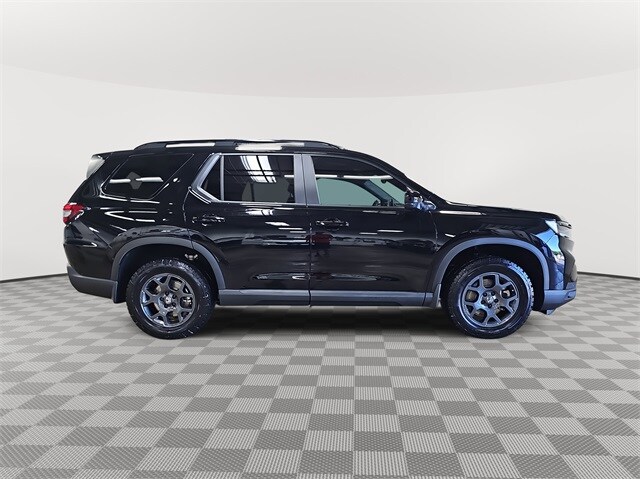 2025 Honda Pilot TrailSport photo 3
