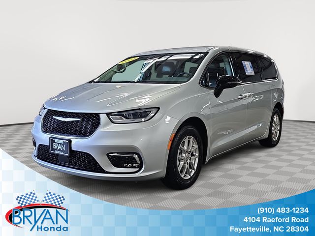 2024 Chrysler Pacifica Touring L's photo
