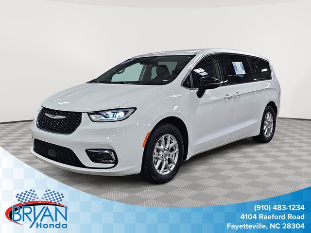 2024 Chrysler Pacifica Touring L's photo