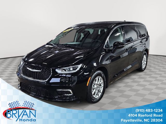 2024 Chrysler Pacifica Touring L's photo