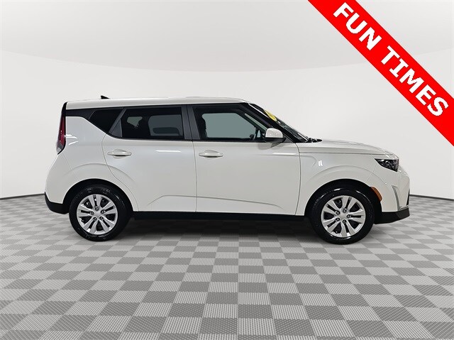 2023 Kia Soul LX photo 3
