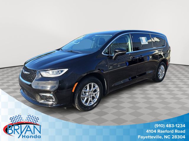 2024 Chrysler Pacifica Touring L's photo