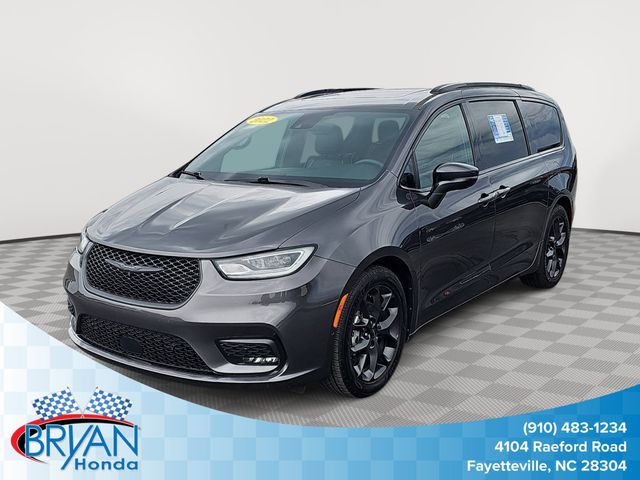 2022 Chrysler Pacifica Limited's photo