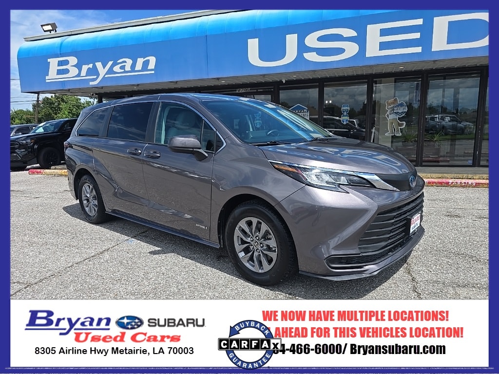 2021 Toyota Sienna LE's photo