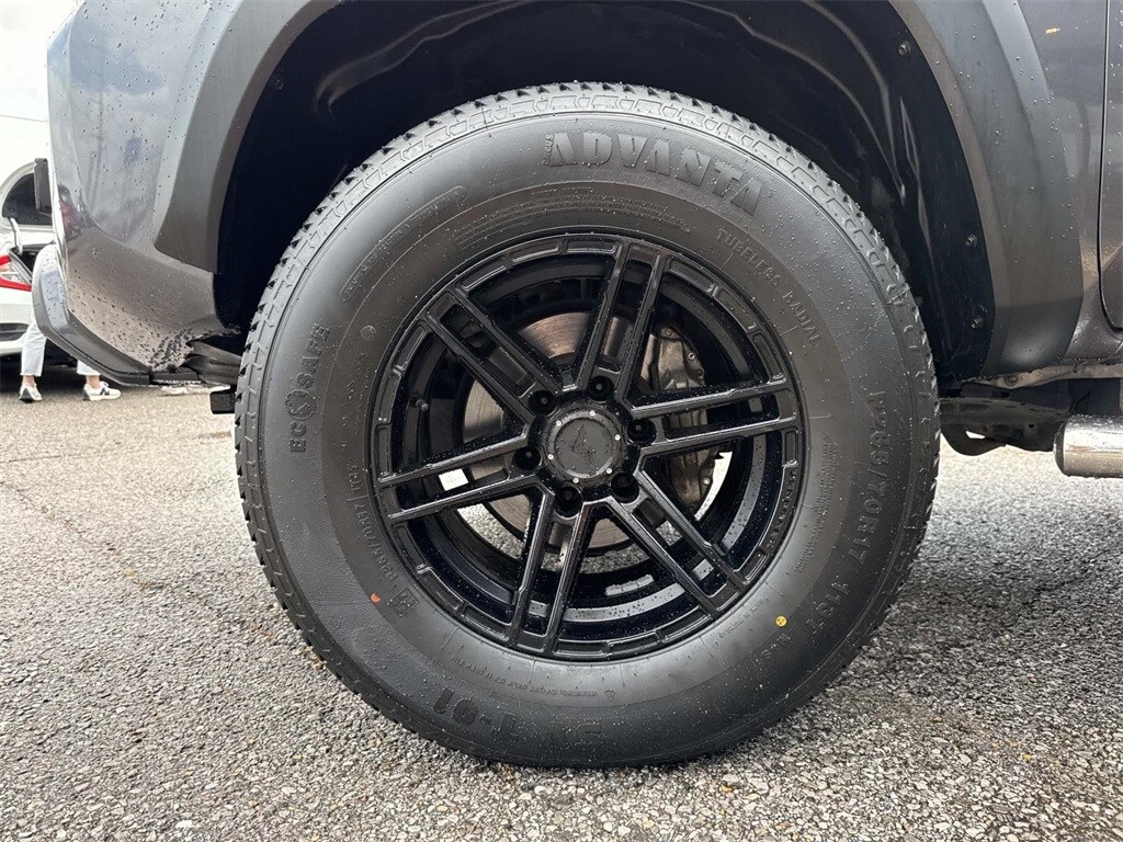 2016 Toyota Tacoma TRD Sport photo 2