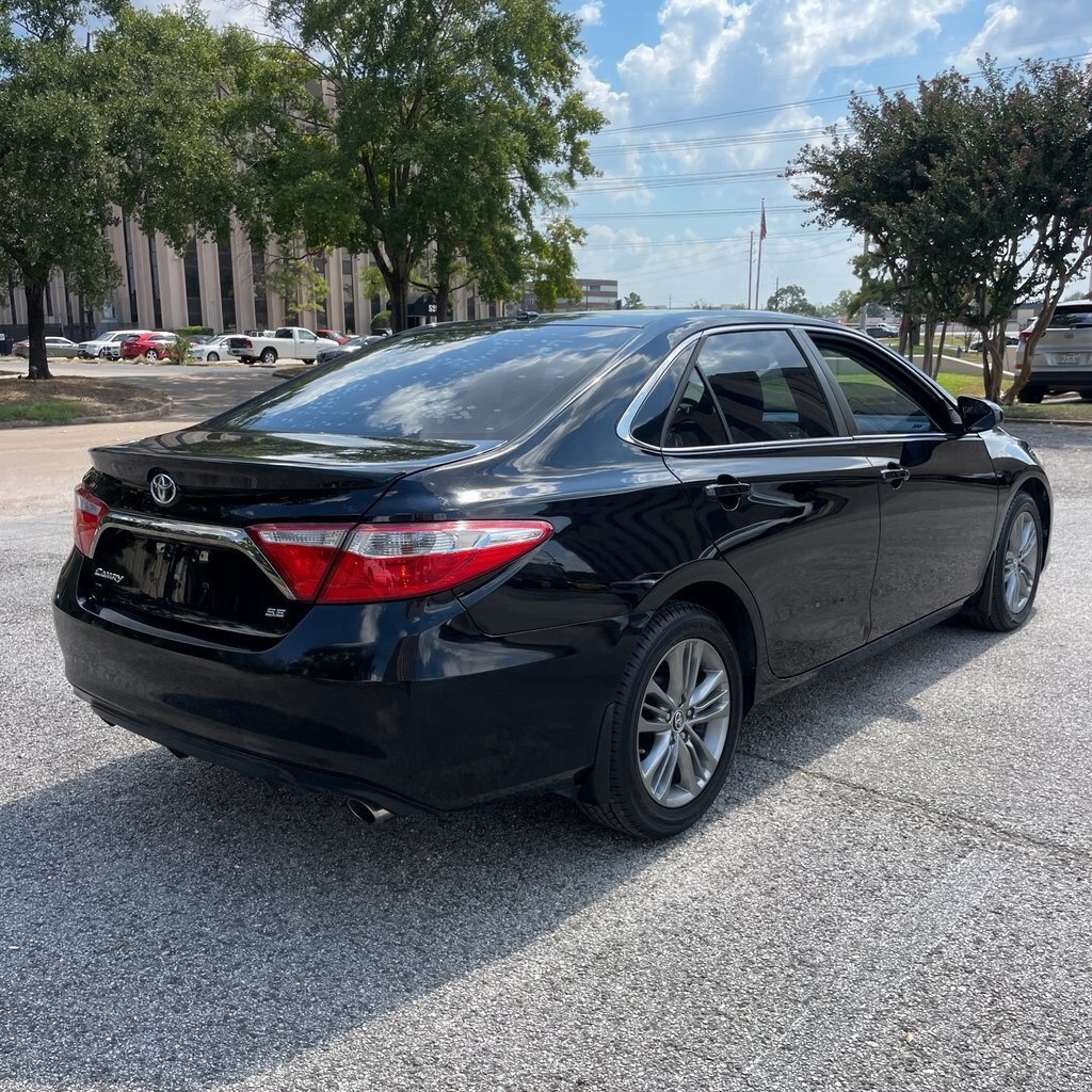 2016 Toyota Camry SE photo 3