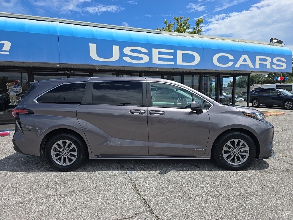 2021 Toyota Sienna LE photo 3