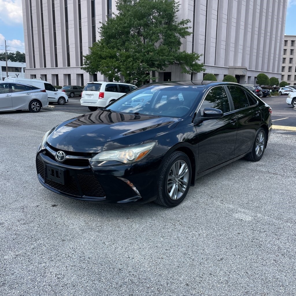 2016 Toyota Camry SE photo 2