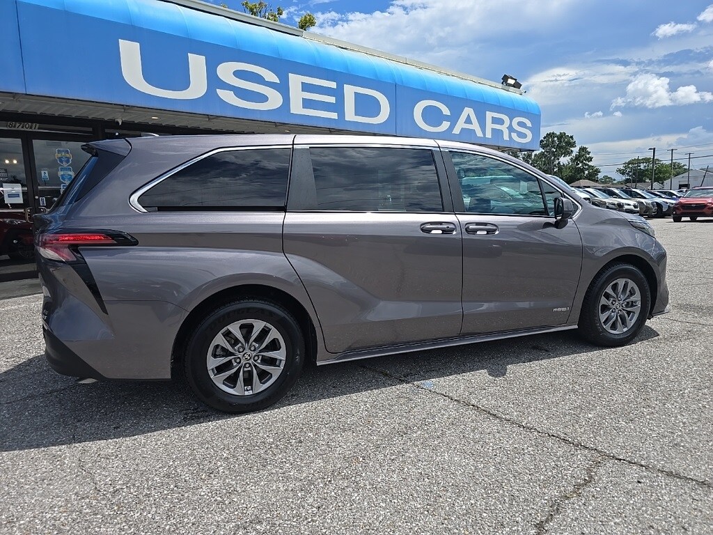 2021 Toyota Sienna LE photo 4