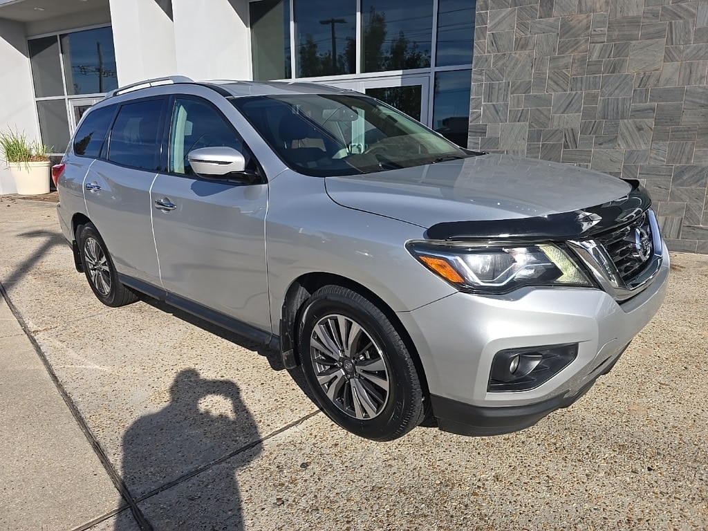 2017 Nissan Pathfinder SV photo 2