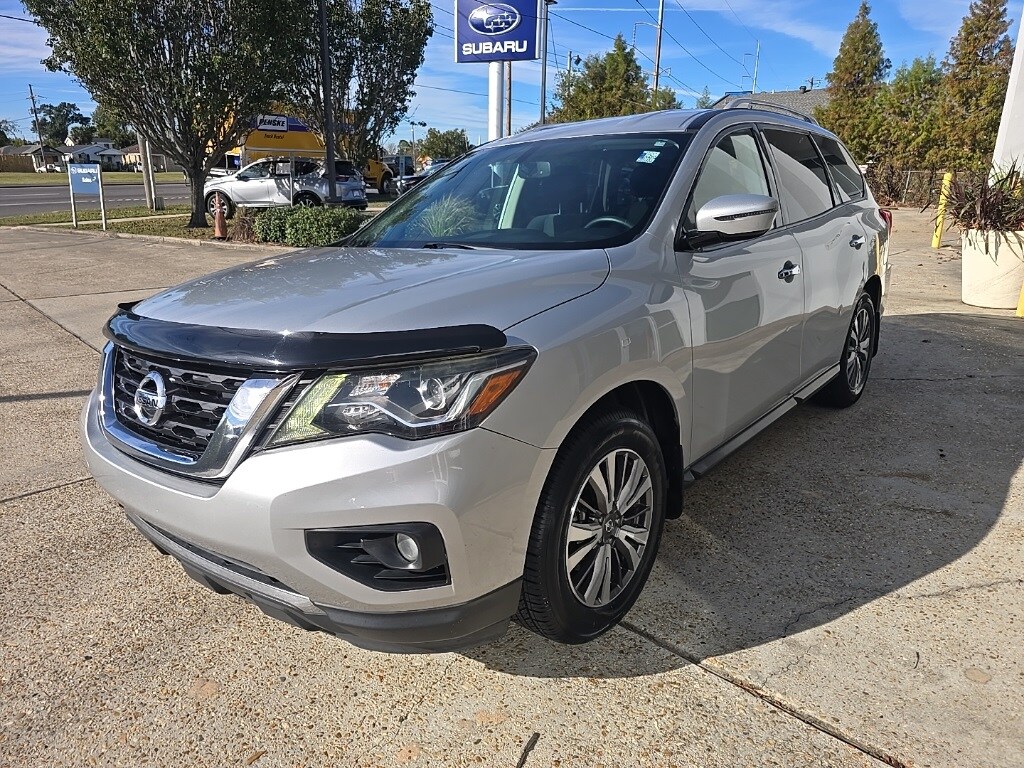 2017 Nissan Pathfinder SV photo 4