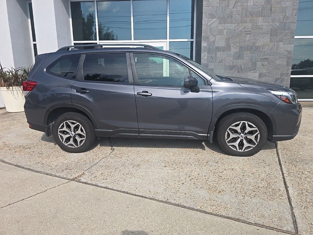 2020 Subaru Forester Premium photo 3