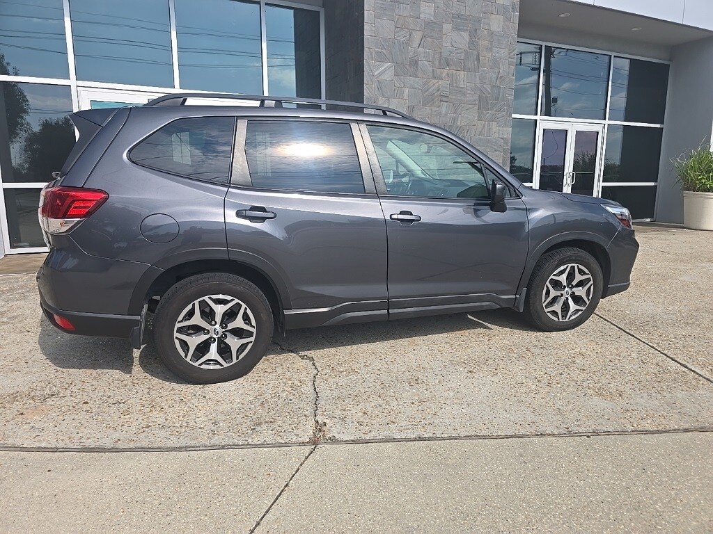 2020 Subaru Forester Premium photo 4