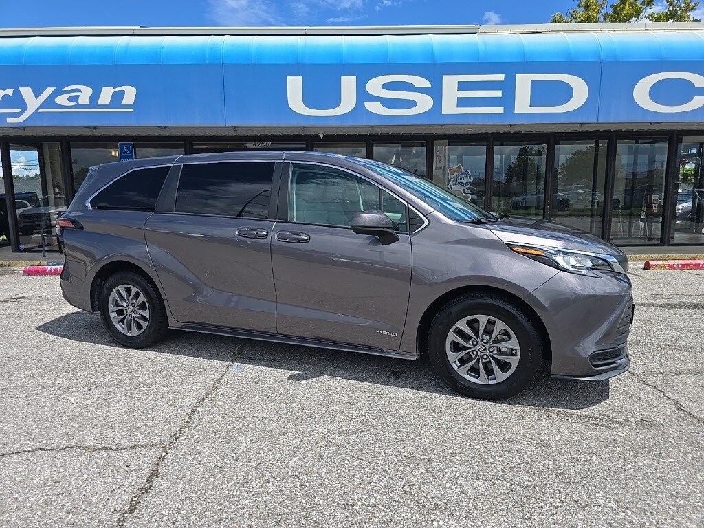 2021 Toyota Sienna LE photo 2