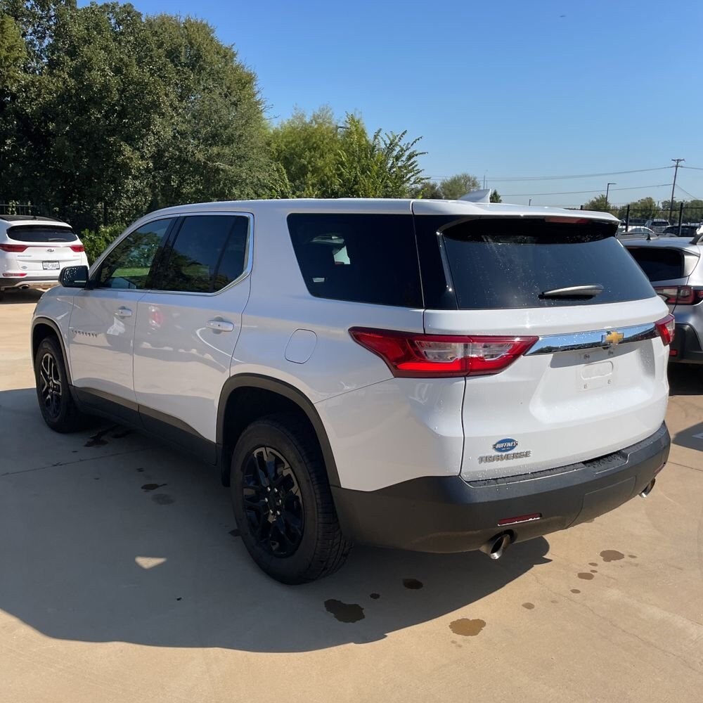 2021 Chevrolet Traverse LS photo 2