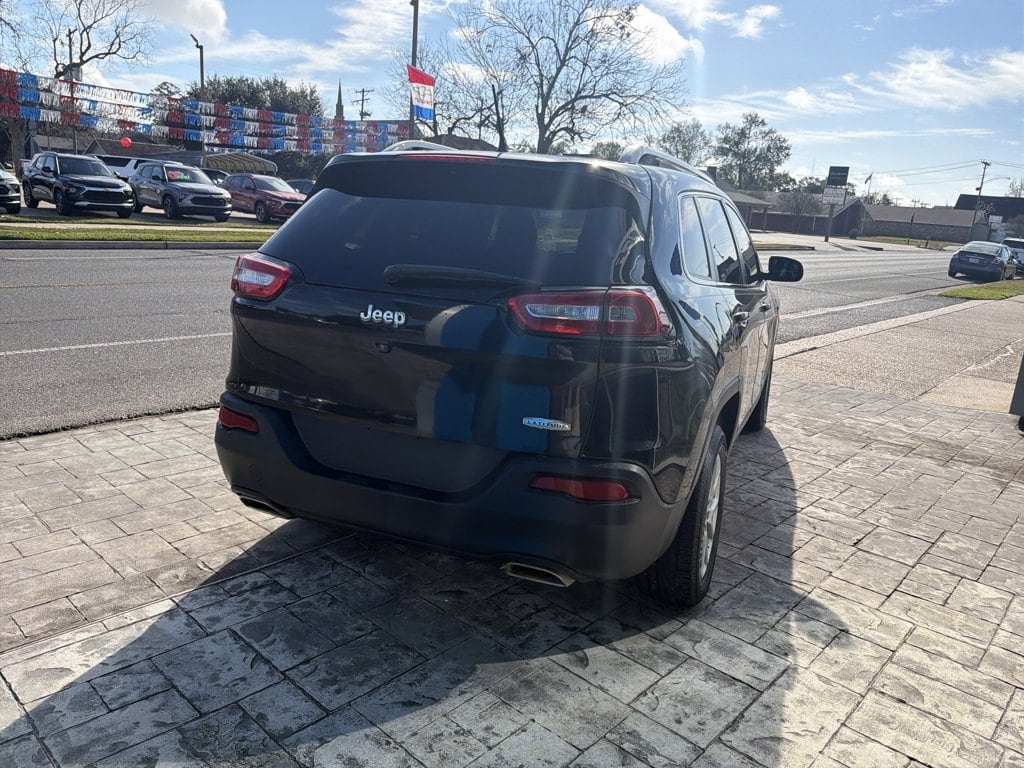 Used 2018 Jeep Cherokee Latitude FWD SUV