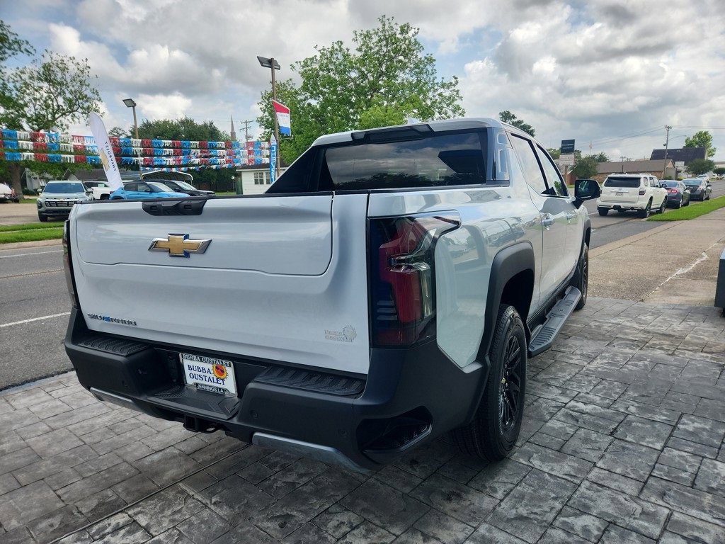 2025 Chevrolet Silverado EV LT photo 4